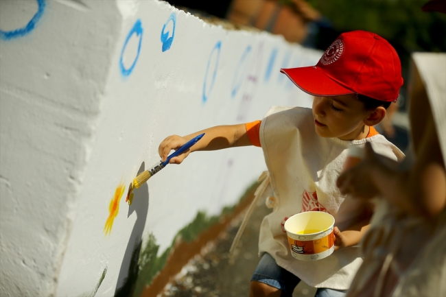 Minik eller Meclis'in duvarlarını renklendirdi
