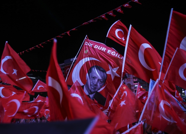 Milyonlar şehitler için meydanlara indi