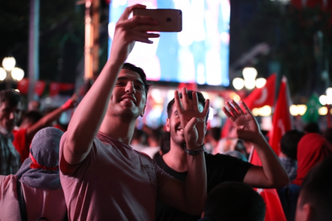 Milyonlar şehitler için meydanlara indi