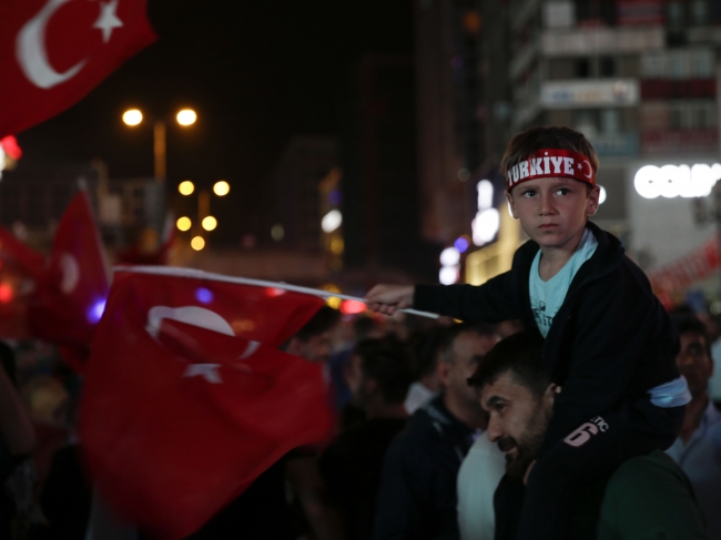 Milyonlar şehitler için meydanlara indi