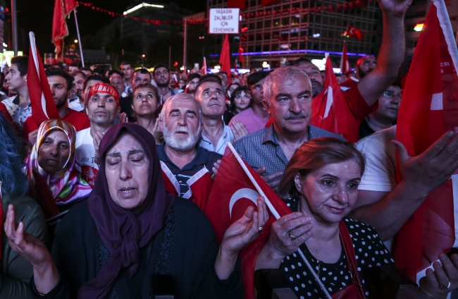Milyonlar şehitler için meydanlara indi