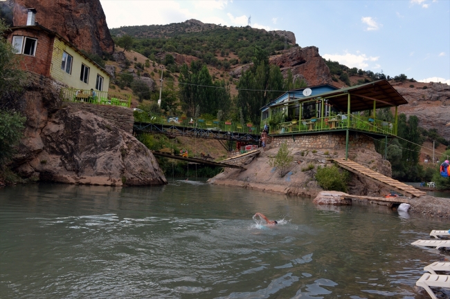 Tunceli'de vatandaşlar Munzur ve Pülümür Çayı'nda serinliyor