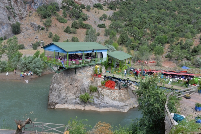 Tunceli'de vatandaşlar Munzur ve Pülümür Çayı'nda serinliyor