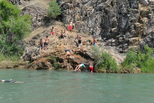 Tunceli'de vatandaşlar Munzur ve Pülümür Çayı'nda serinliyor