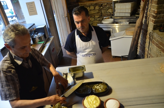 Vazgeçilmeyen yöresel lezzet: Asma yaprağında alabalık