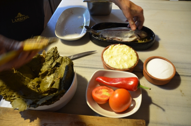 Vazgeçilmeyen yöresel lezzet: Asma yaprağında alabalık