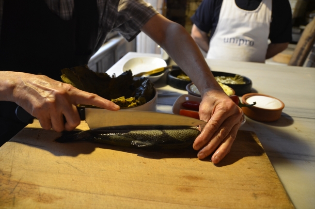 Vazgeçilmeyen yöresel lezzet: Asma yaprağında alabalık