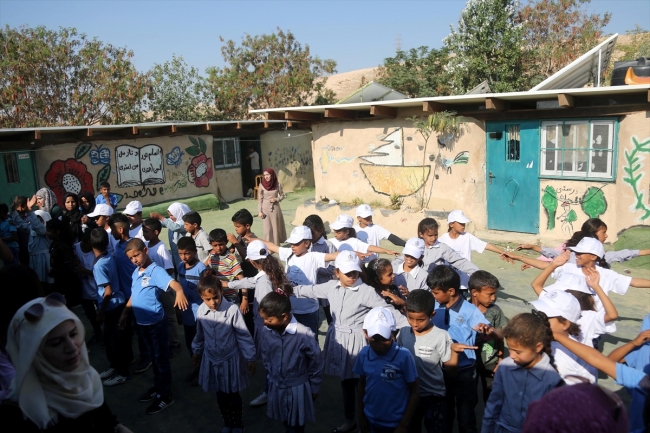 Filistinli öğrenciler İsrail'in yıkım tehdidine "erken eğitimle" direniyor