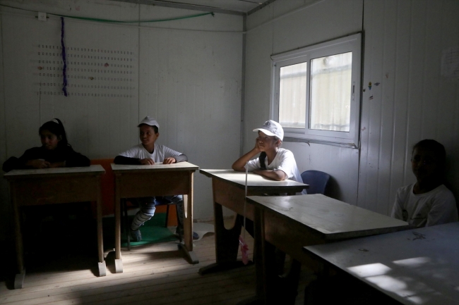 Filistinli öğrenciler İsrail'in yıkım tehdidine "erken eğitimle" direniyor