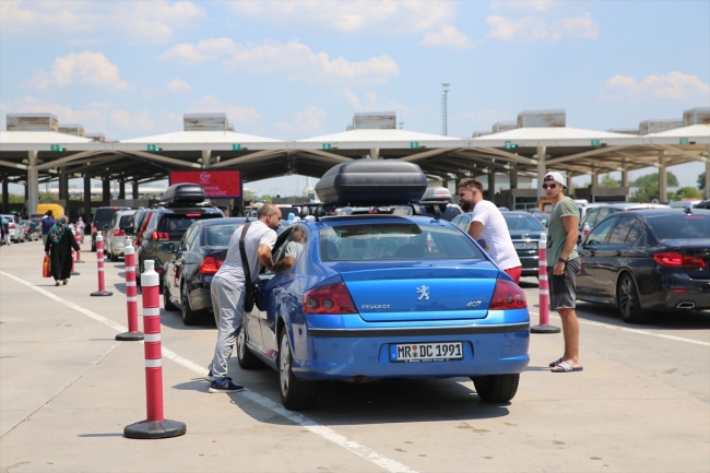 Kapıkule'de gurbetçi yoğunluğu