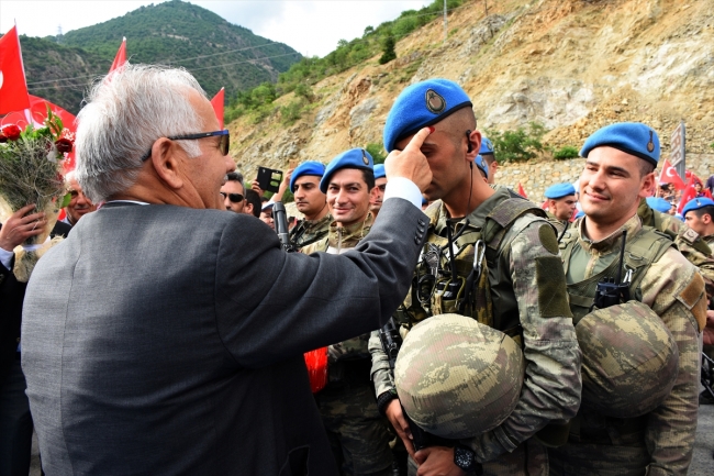 Gümüşhaneliler Mehmetçiği bağrına bastı