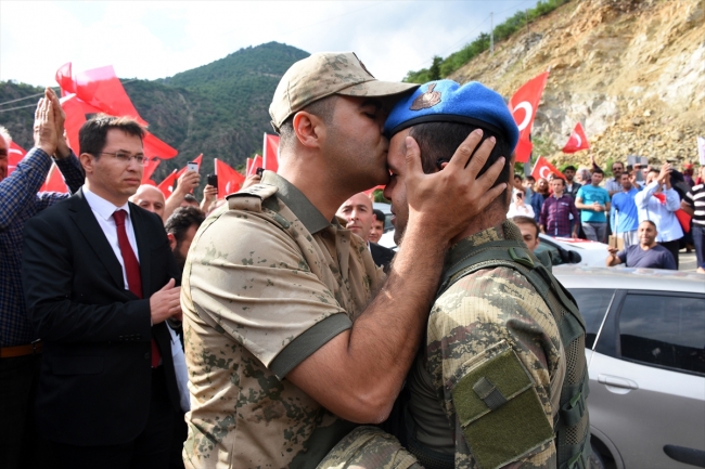 Gümüşhaneliler Mehmetçiği bağrına bastı