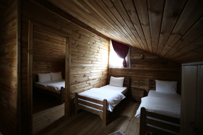 Etrafı çam ağaçlarıyla örtülü Uludağ'ın orman köşkleri