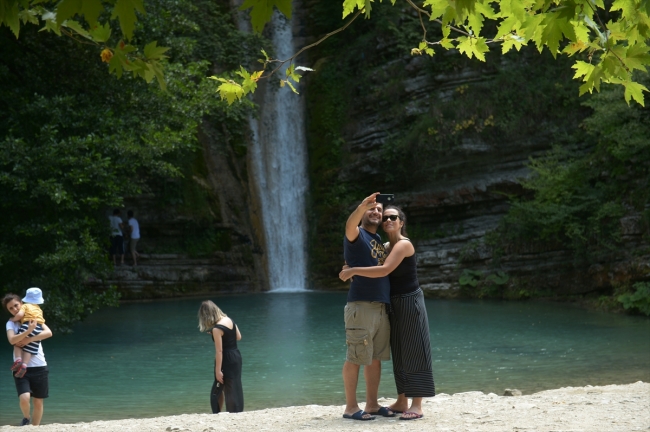 Erfelek Tatlıca Şelaleleri binlerce ziyaretçiye ev sahipliği yapıyor