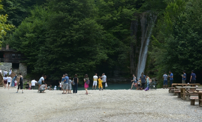 Erfelek Tatlıca Şelaleleri binlerce ziyaretçiye ev sahipliği yapıyor