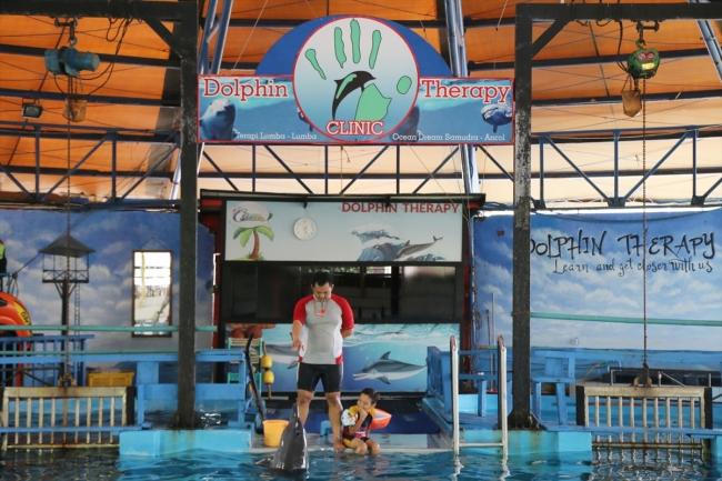 Endonezya’da otistik çocuklara yunuslarla terapi yapılıyor