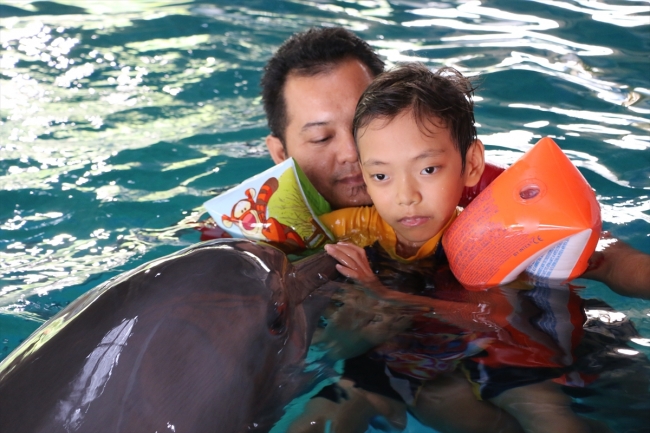 Endonezya’da otistik çocuklara yunuslarla terapi yapılıyor
