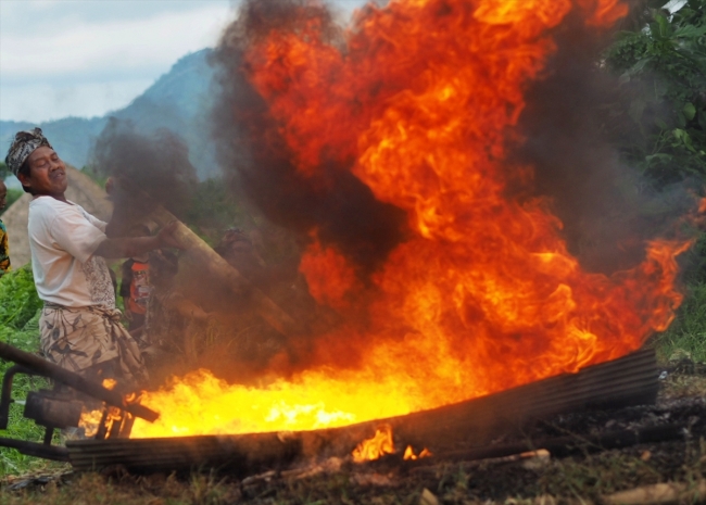 Endonezya'da ölü yakma töreni düzenlendi