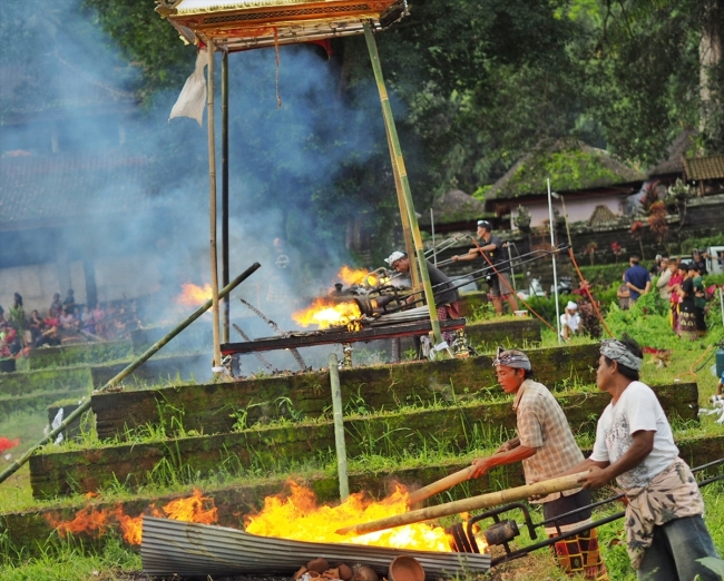 Endonezya'da ölü yakma töreni düzenlendi