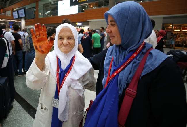 İlk hac kafilesi Medine'ye uğurlandı