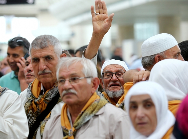 İlk hac kafilesi Medine'ye uğurlandı