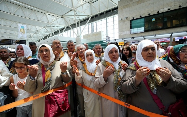 İlk hac kafilesi Medine'ye uğurlandı