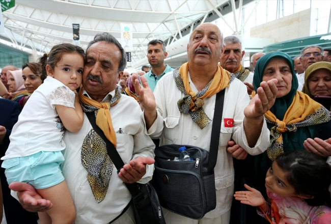 İlk hac kafilesi Medine'ye uğurlandı
