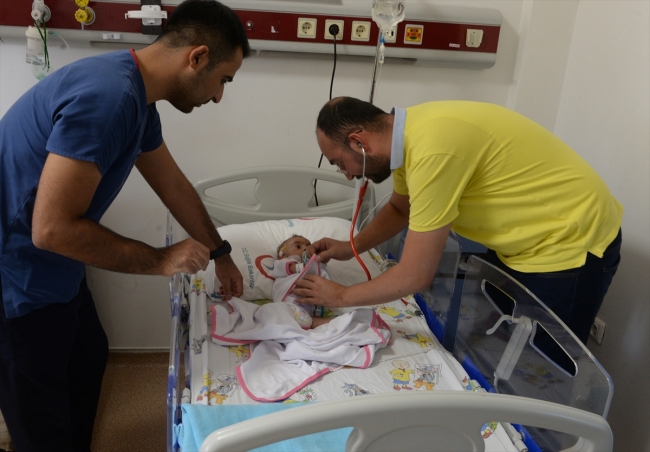 Suriyeli hasta bebeğe Türk hemşire ve doktorlar sahip çıktı