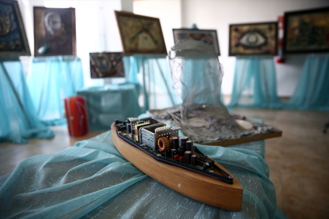 Eski bilgisayar parçalarından sanat eseri tablolara