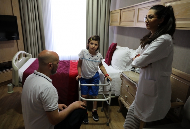 Suriyeli Reyyan, 20 ay sonra ilk adımını Türkiye'de attı