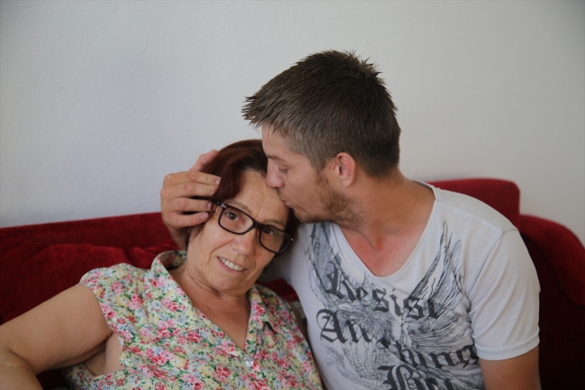 Pilotluk hayallerinden vazgeçip kendisini annesine adadı