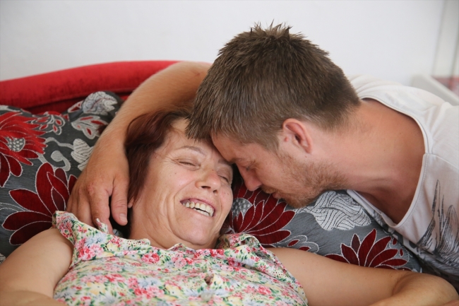 Pilotluk hayallerinden vazgeçip kendisini annesine adadı