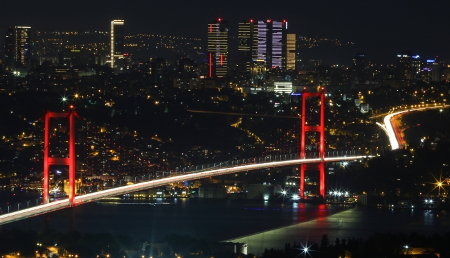 15 Temmuz Şehitler Köprüsü'nde ışıklar "özel sporcular" için yandı