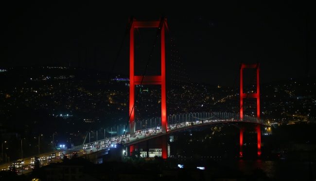 15 Temmuz Şehitler Köprüsü'nde ışıklar "özel sporcular" için yandı