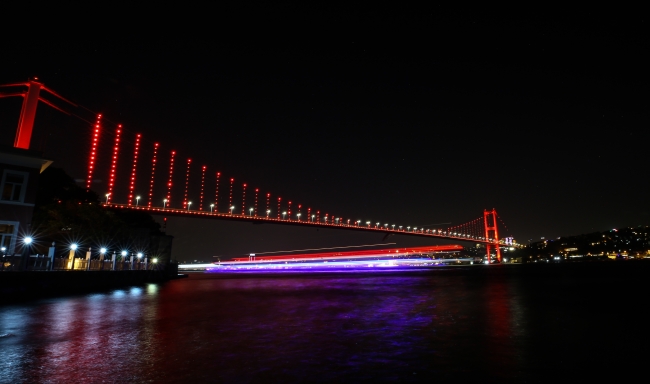 15 Temmuz Şehitler Köprüsü'nde ışıklar "özel sporcular" için yandı