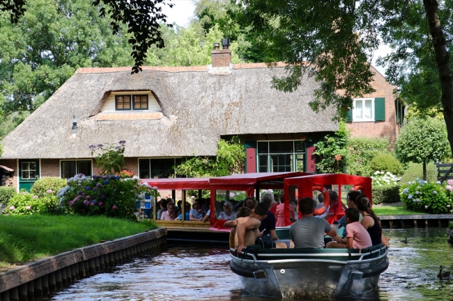 Tarihi evleri ve kanallarıyla Hollanda'nın şirin köyü Giethoorn