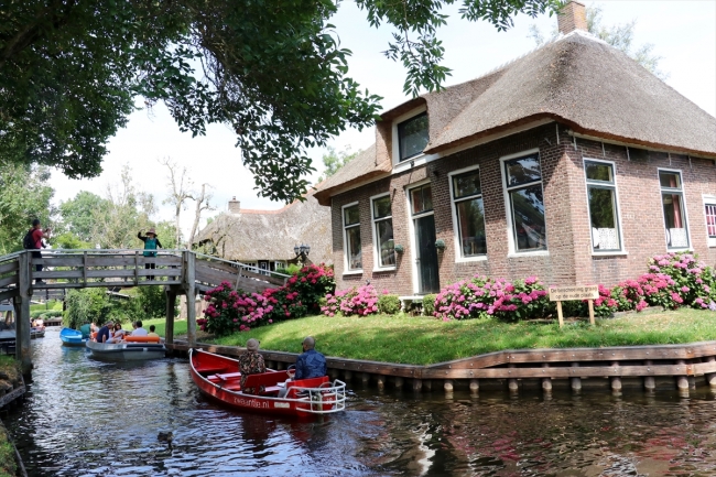 Tarihi evleri ve kanallarıyla Hollanda'nın şirin köyü Giethoorn