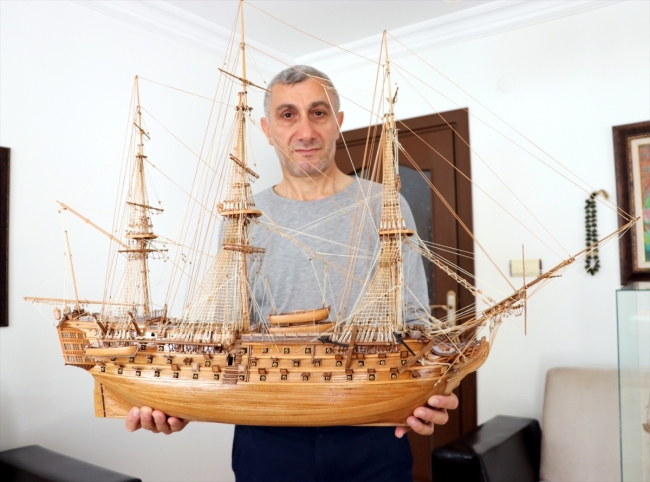 Ağaç parçalarından tarihi savaş gemisi maketlerine