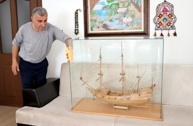 Ağaç parçalarından tarihi savaş gemisi maketlerine