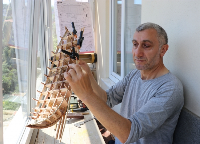 Ağaç parçalarından tarihi savaş gemisi maketlerine