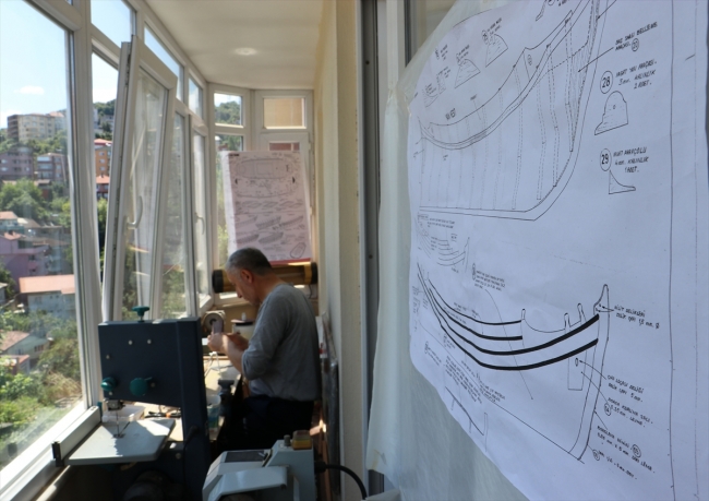 Ağaç parçalarından tarihi savaş gemisi maketlerine