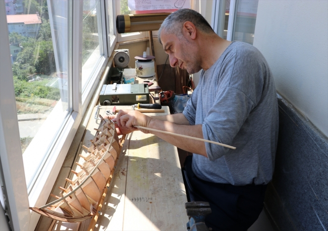 Ağaç parçalarından tarihi savaş gemisi maketlerine