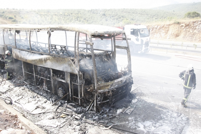 Bursa'da seyir halindeki yolcu otobüsü yandı