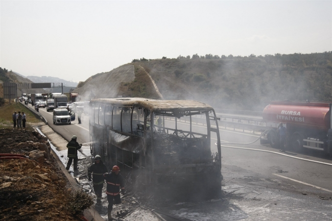 Bursa'da seyir halindeki yolcu otobüsü yandı