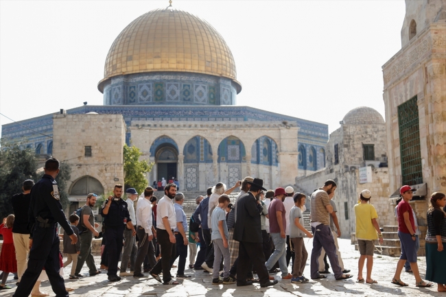Fanatik Yahudiler'den Mescid-i Aksa'ya baskın