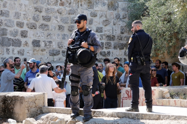 Fanatik Yahudiler'den Mescid-i Aksa'ya baskın