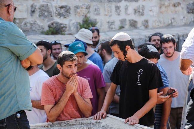 Fanatik Yahudiler'den Mescid-i Aksa'ya baskın