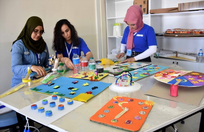 Atık malzemelerle matematik öğretiyorlar