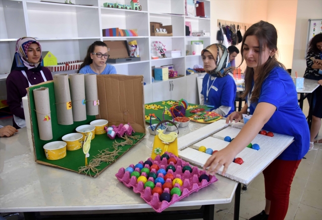 Atık malzemelerle matematik öğretiyorlar