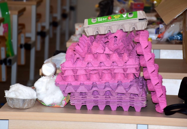 Atık malzemelerle matematik öğretiyorlar